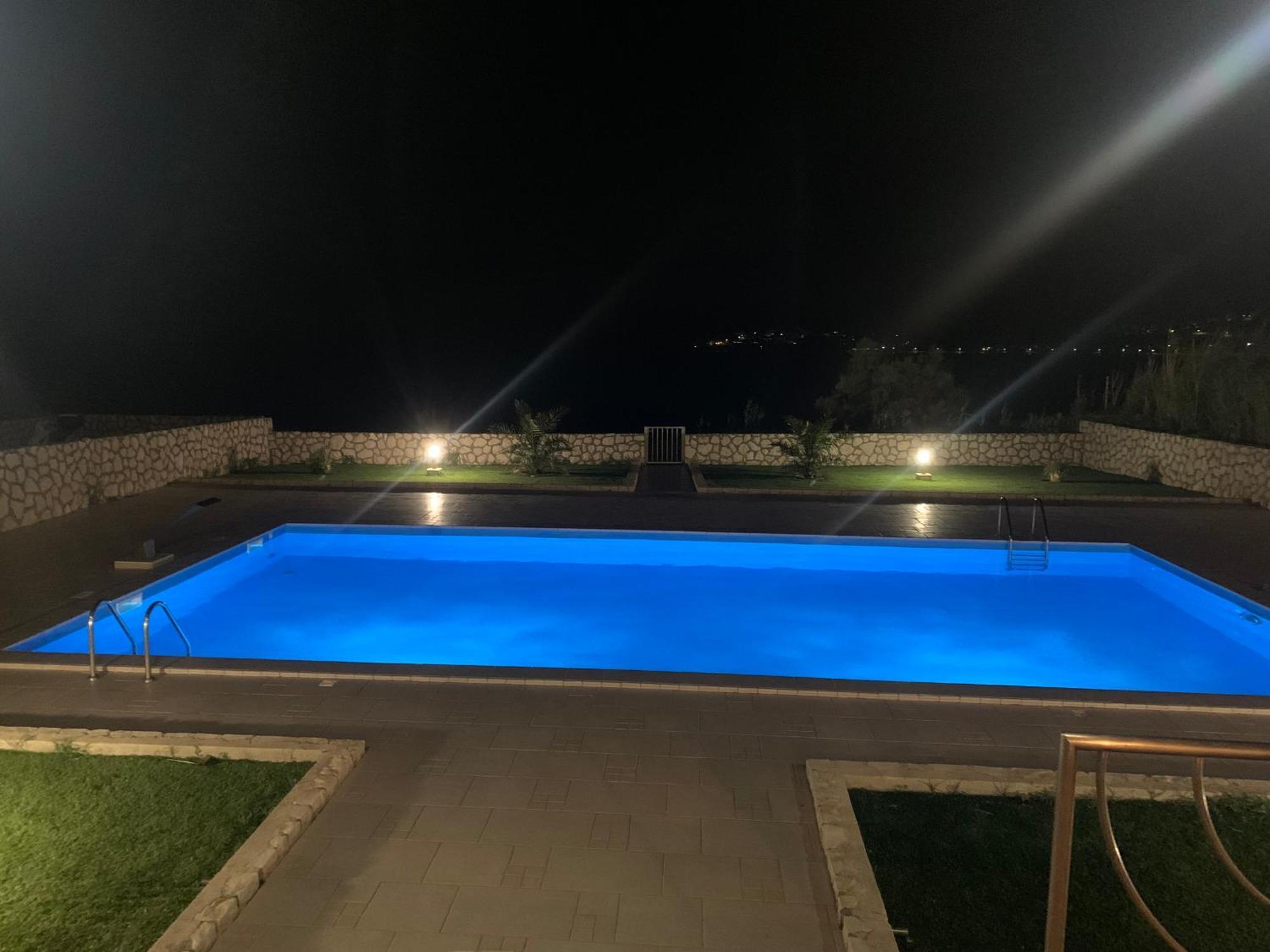 Pool Antonia *