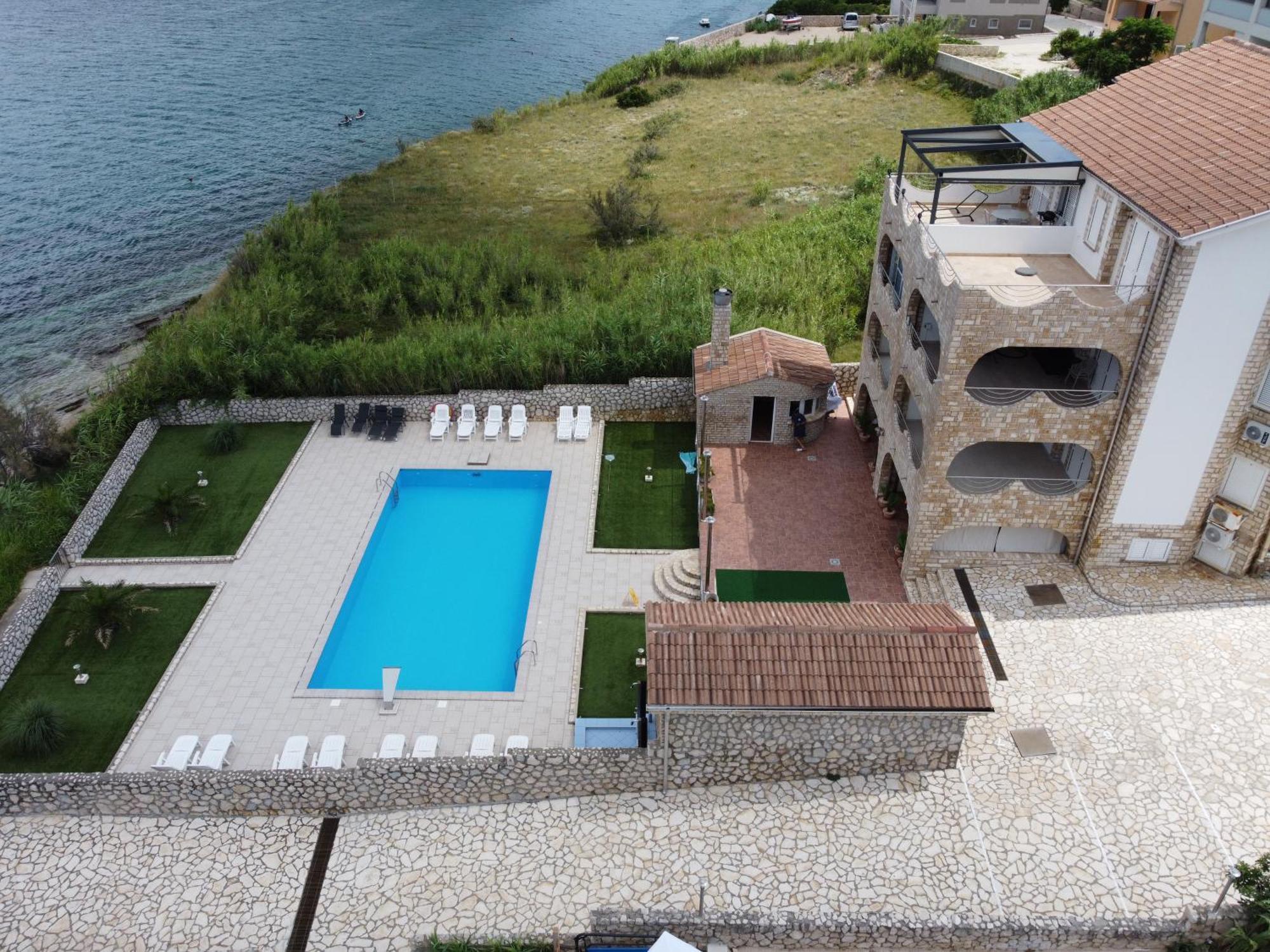 Pool Antonia Apartman